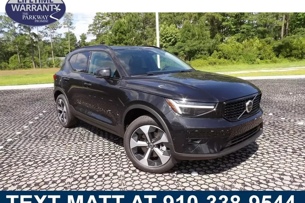 2026 Volvo XC40 Plus photo 1