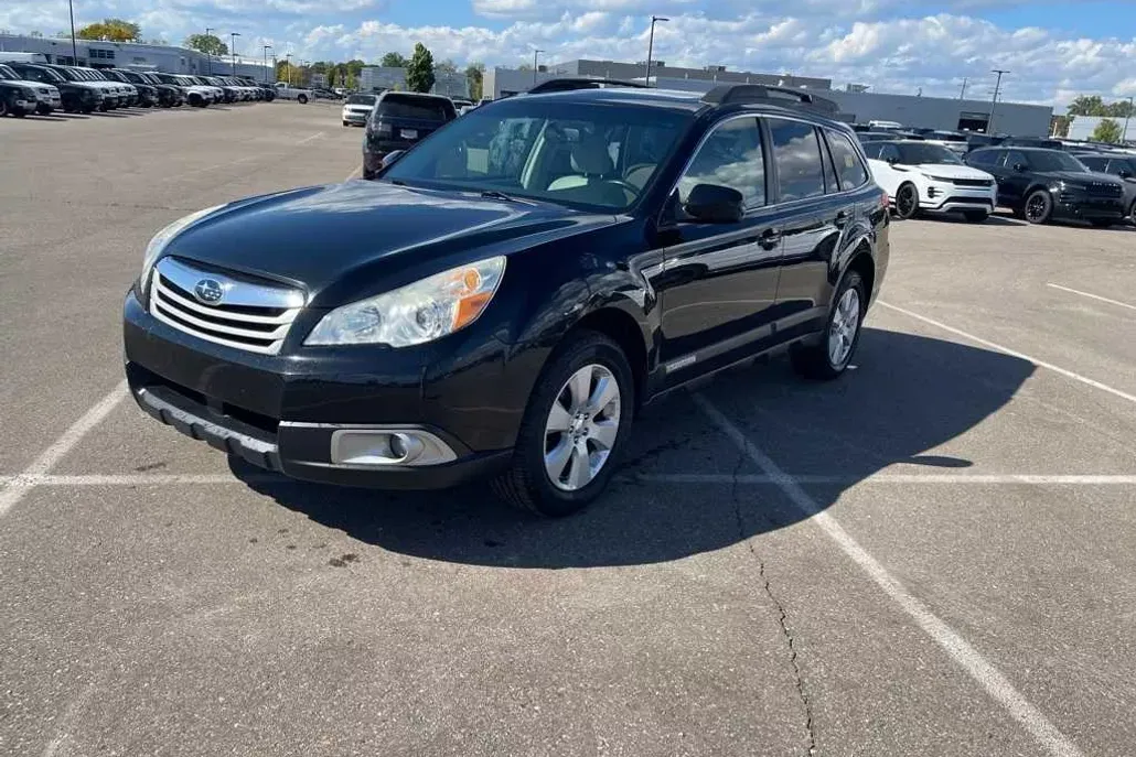 2010 Subaru Outback 2.5i Premium photo 1