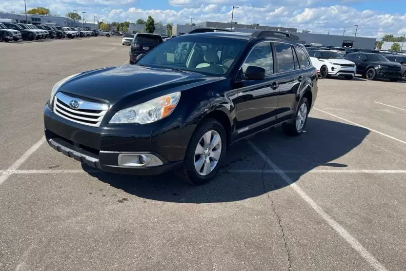 2010 Subaru Outback 2.5i Premium photo 1