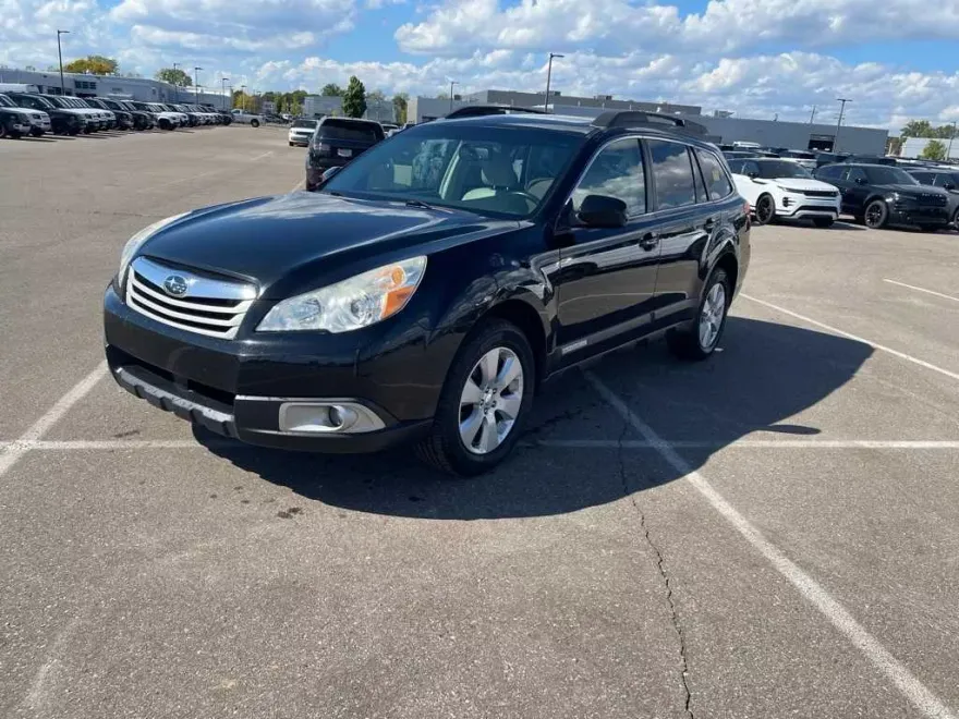 2010 Subaru Outback 2.5i Premium photo 1