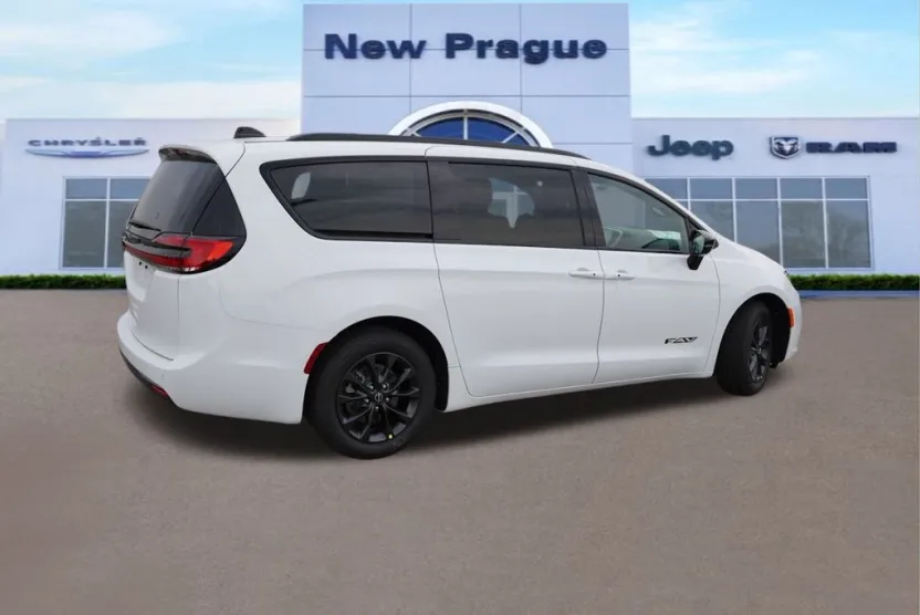 2025 Chrysler Pacifica photo 1