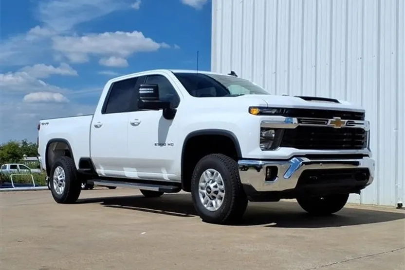 2025 Chevrolet Silverado LT photo 1