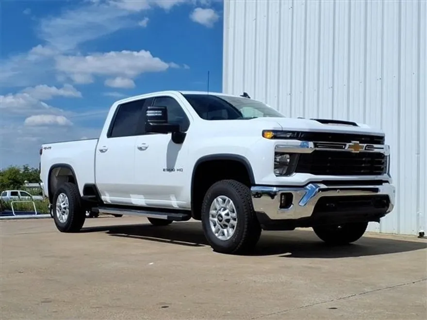 2025 Chevrolet Silverado LT photo 1