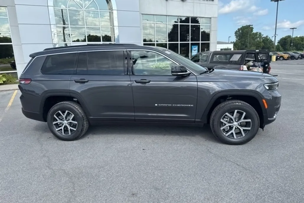 2025 Jeep Grand Cherokee Limited photo 1