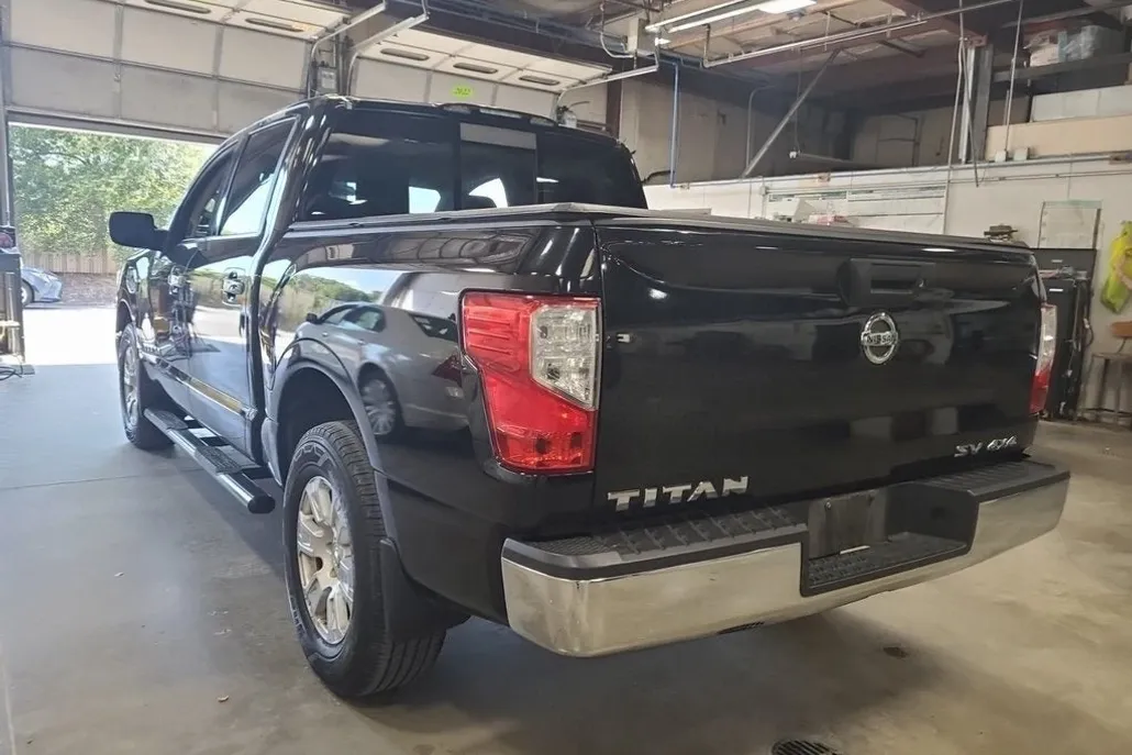 2017 Nissan Titan SV photo 1