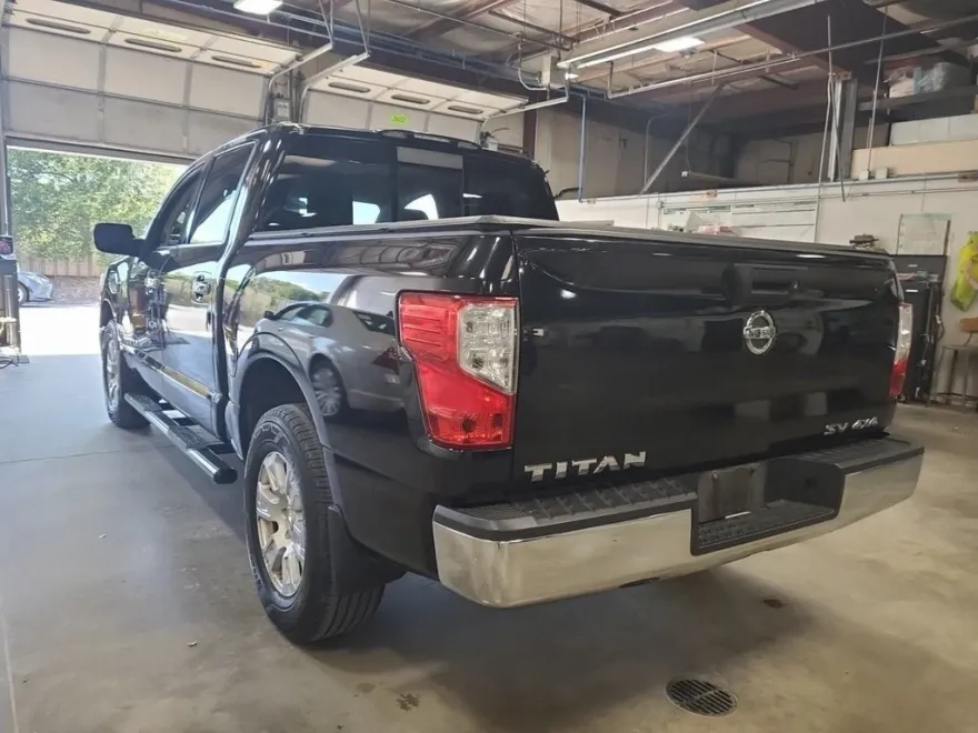 2017 Nissan Titan SV photo 1