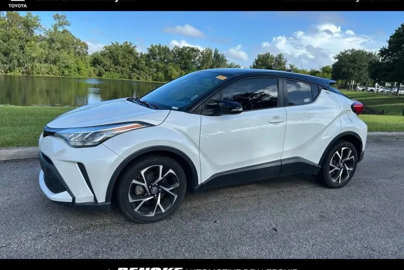 2020 Toyota C-HR XLE photo 1