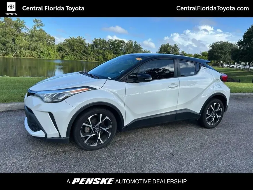 2020 Toyota C-HR XLE photo 1