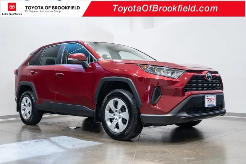 2022 Toyota RAV4 LE photo 1