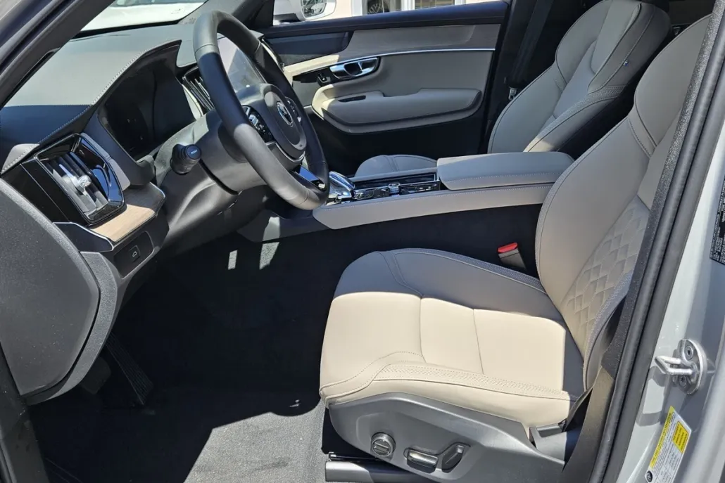 2025 Volvo XC90 B5 Plus photo 1