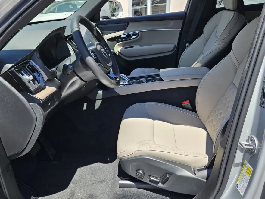 2025 Volvo XC90 B5 Plus photo 1