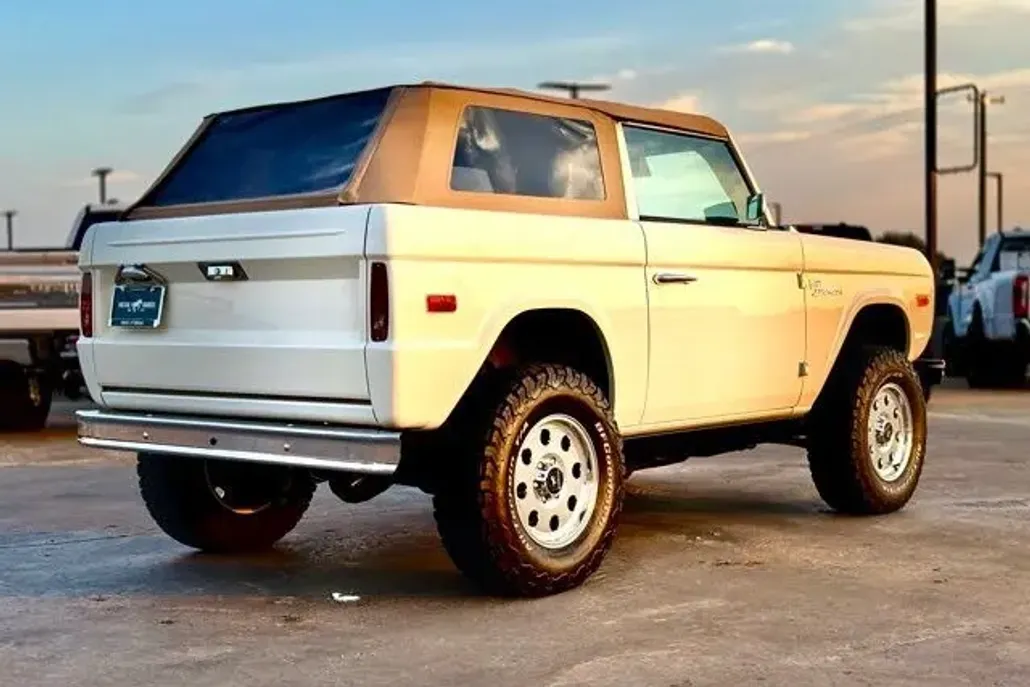 2023 Ford Bronco photo 1