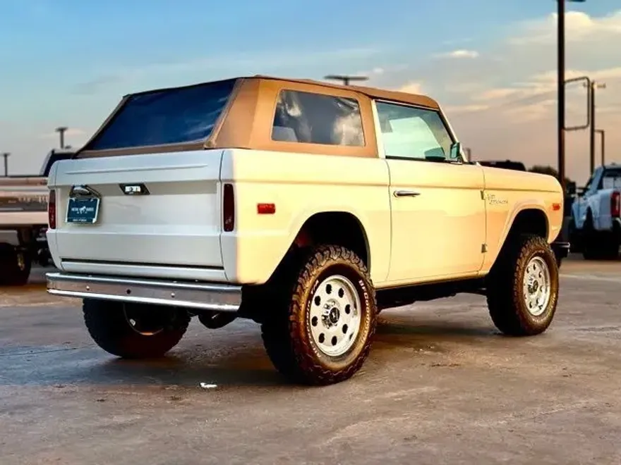 2023 Ford Bronco photo 1