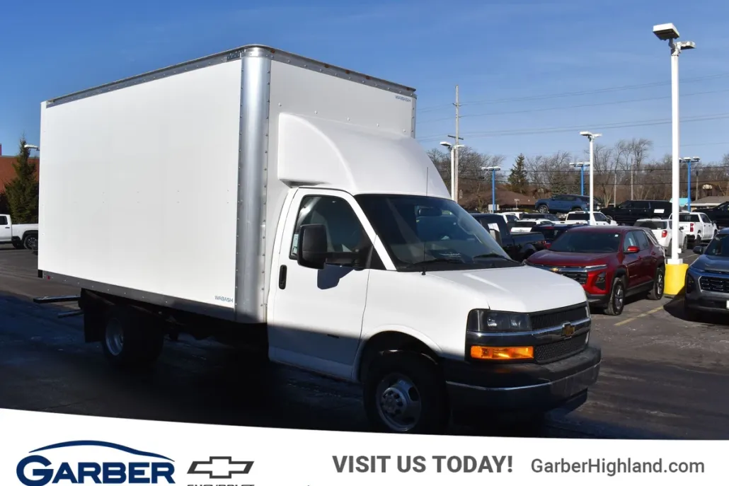 2024 Chevrolet Express Cutaway 3500 photo 1