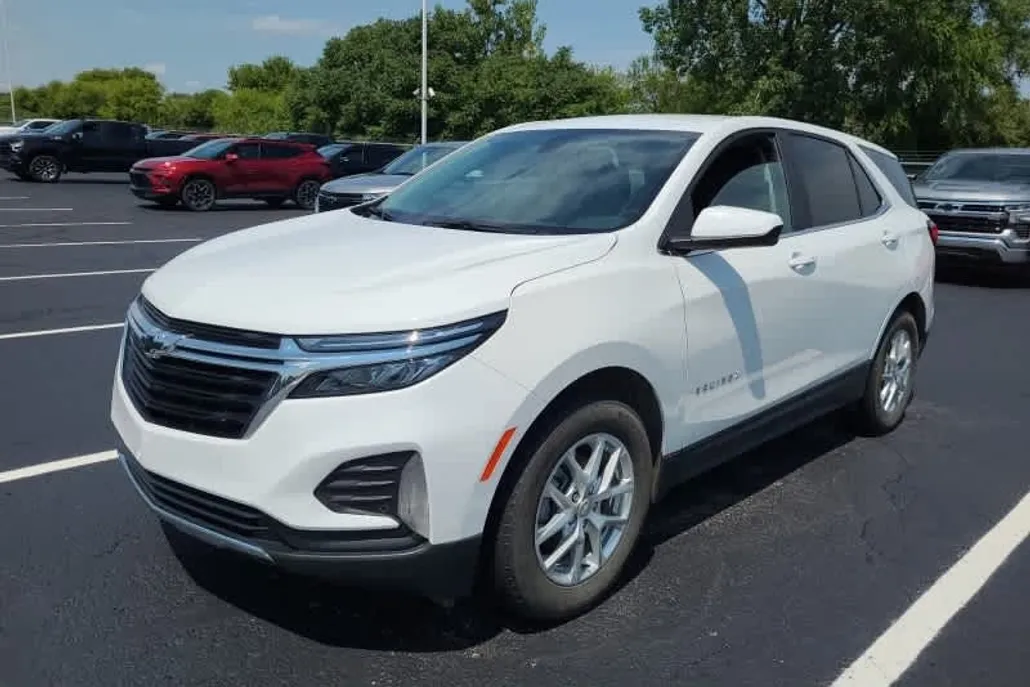 2023 Chevrolet Equinox LT photo 1
