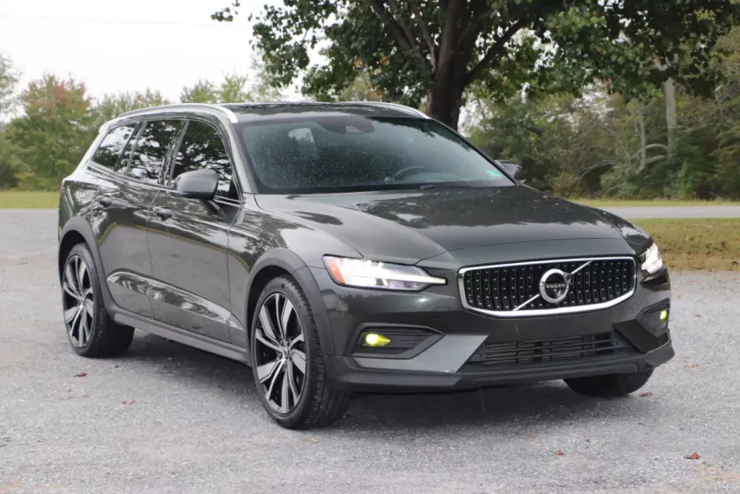 2021 Volvo V60 Momentum photo 1