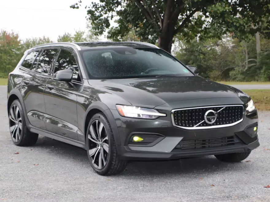 2021 Volvo V60 Momentum photo 1