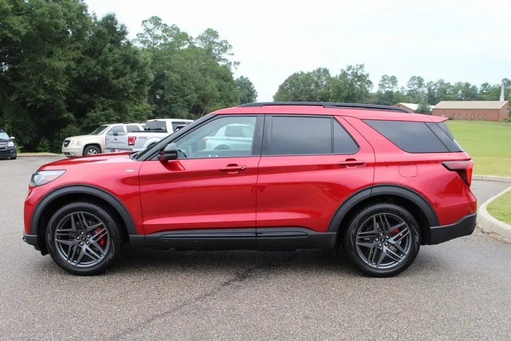 2025 Ford Explorer ST-Line photo 1