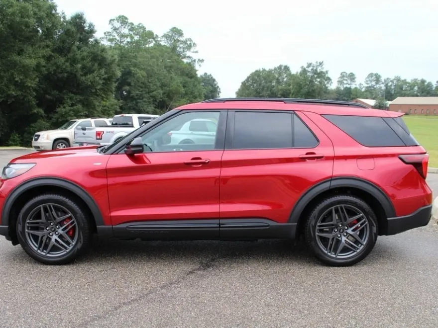 2025 Ford Explorer ST-Line photo 1