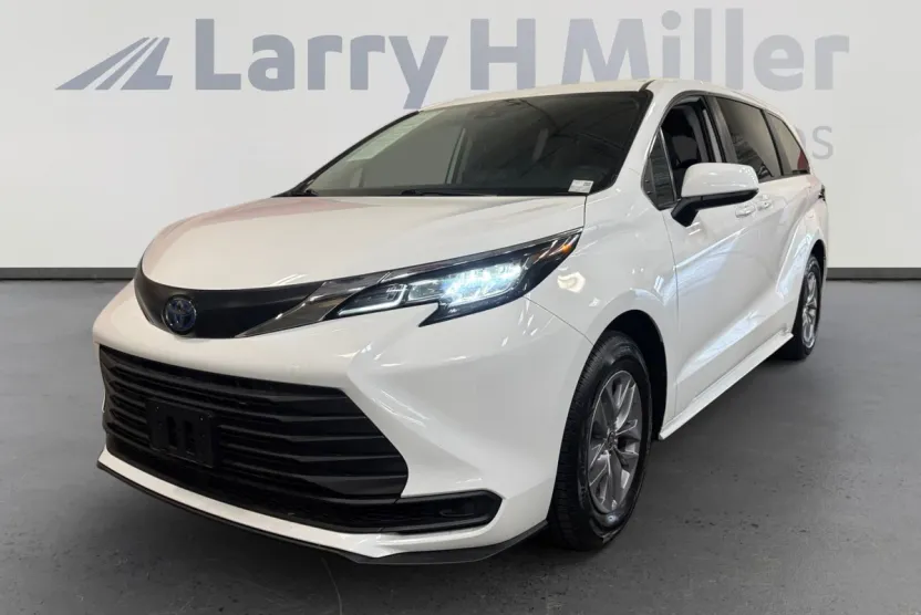 2023 Toyota Sienna LE photo 1