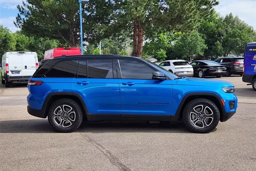 2023 Jeep Cherokee Trailhawk 4xe photo 1