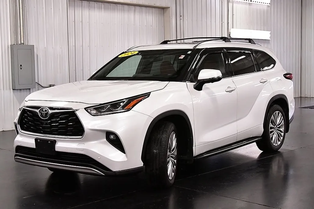 2024 Toyota Highlander Platinum photo 1
