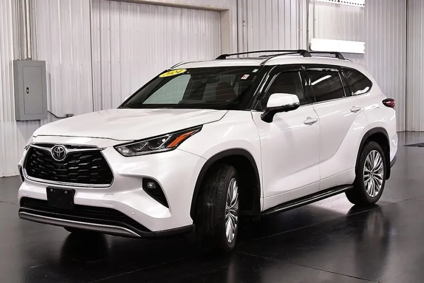 2024 Toyota Highlander Platinum photo 1