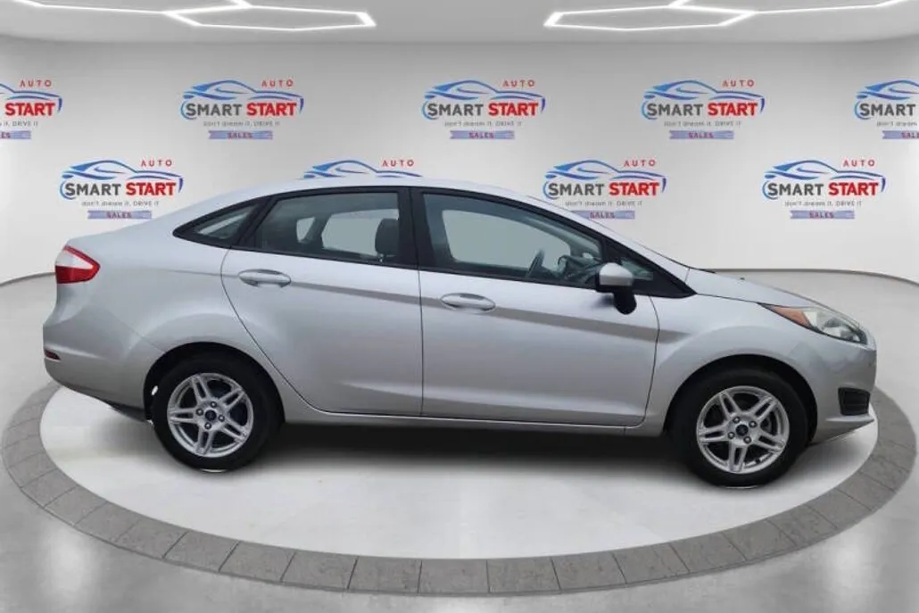 2017 Ford Fiesta SE photo 1