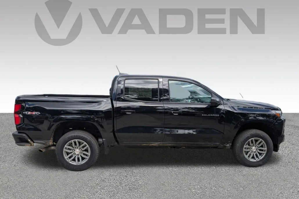 2024 Chevrolet Colorado LT photo 1