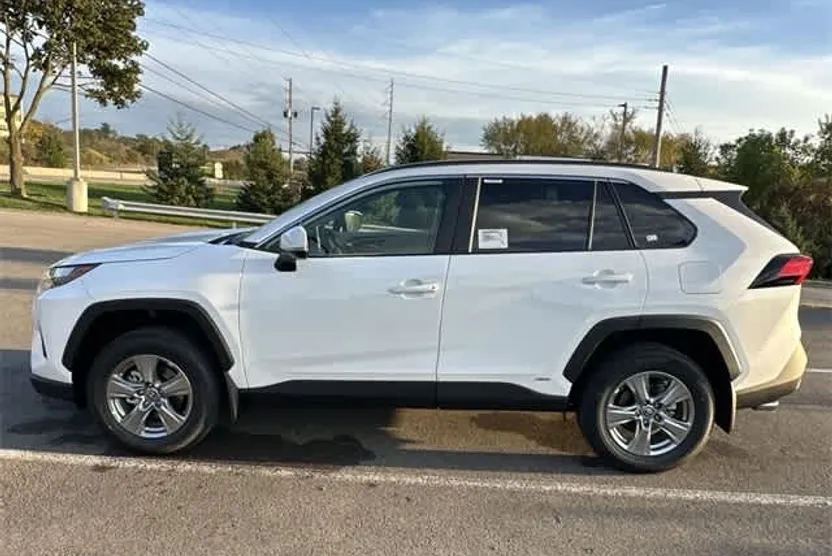 2025 Toyota RAV4 Hybrid XLE photo 1
