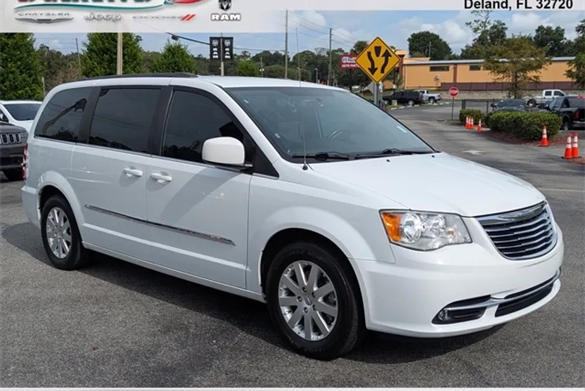 2016 Chrysler Town & Country Touring photo 1