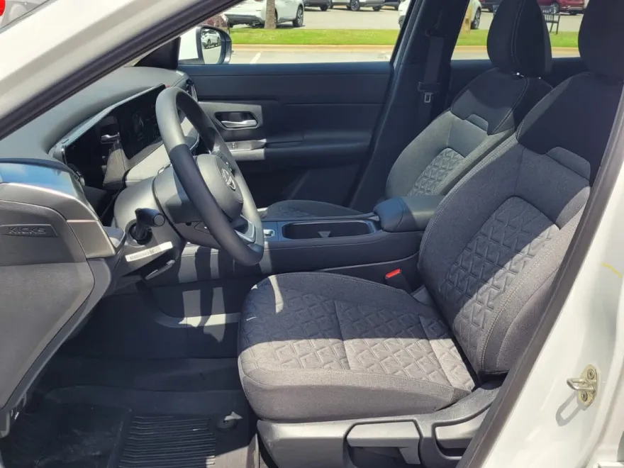 2025 Nissan Kicks SV photo 1