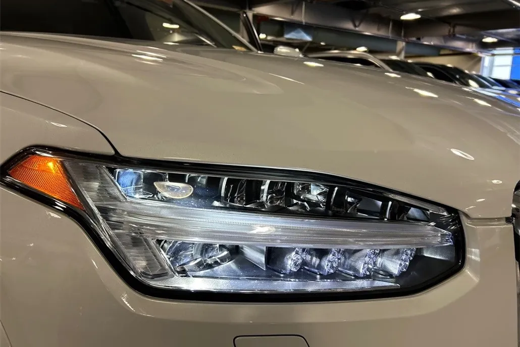 2025 Volvo XC90 B5 Core photo 1