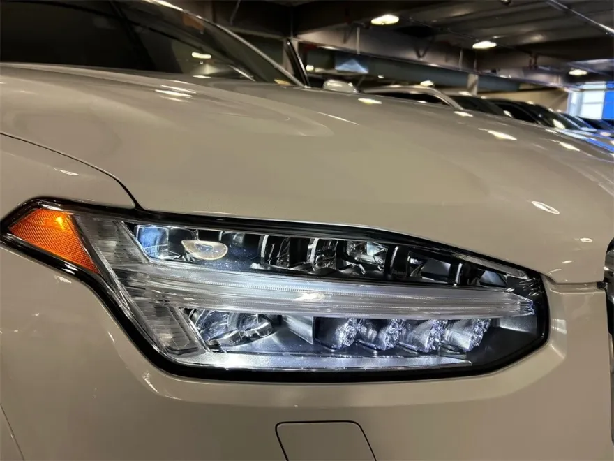 2025 Volvo XC90 B5 Core photo 1