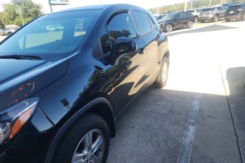 2022 Chevrolet Trax LS photo 1