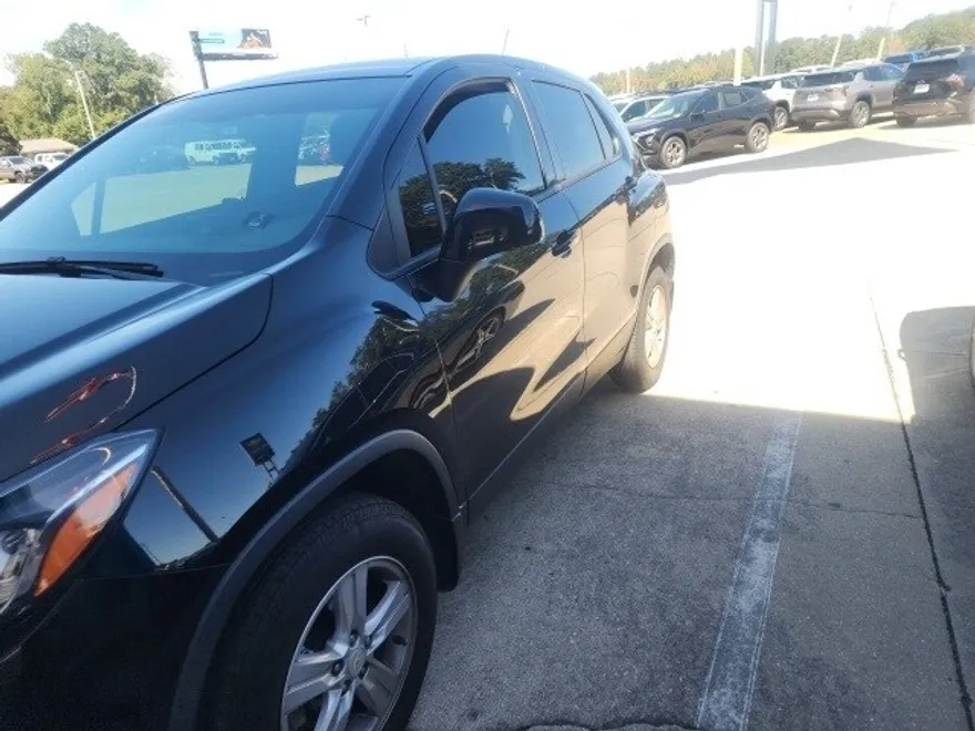 2022 Chevrolet Trax LS photo 1
