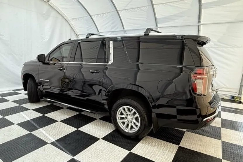 2022 Chevrolet Suburban LT photo 1