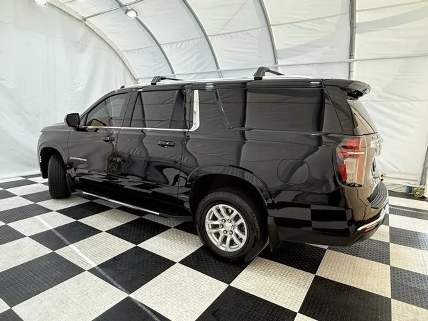 2022 Chevrolet Suburban LT photo 1