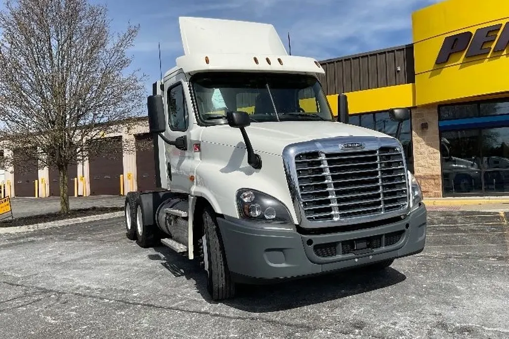 2018 Freightliner Cascadia 125" Sleeper Cab photo 1