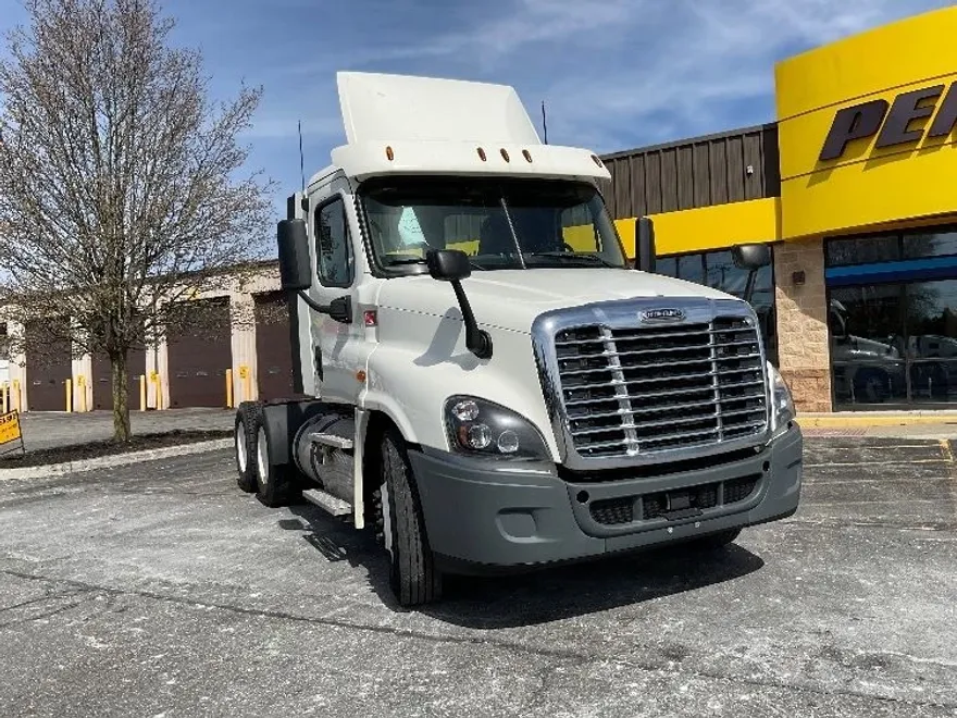 2018 Freightliner Cascadia 125" Sleeper Cab photo 1