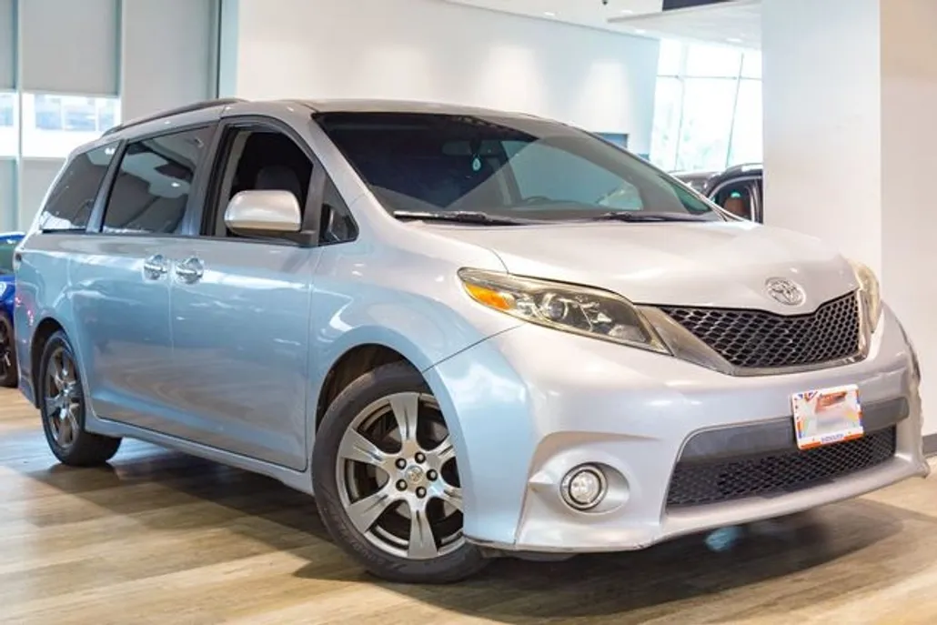 2017 Toyota Sienna SE photo 1