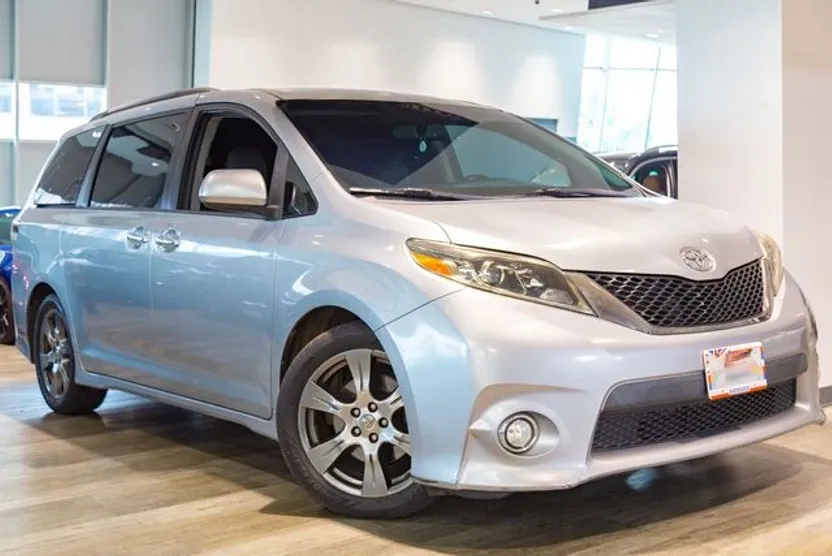 2017 Toyota Sienna SE photo 1