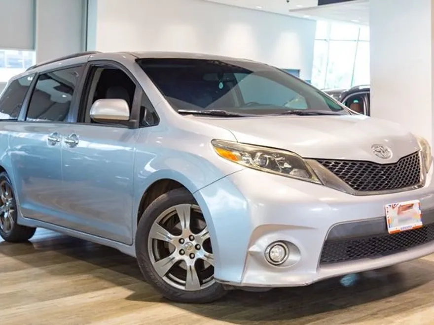 2017 Toyota Sienna SE photo 1