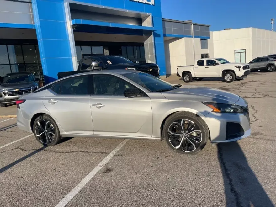 2024 Nissan Altima 2.5 SR photo 1