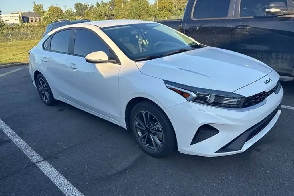 2023 Kia Forte LXS photo 1