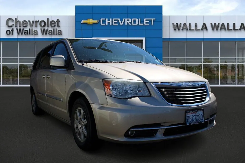 2013 Chrysler Town & Country Touring photo 1