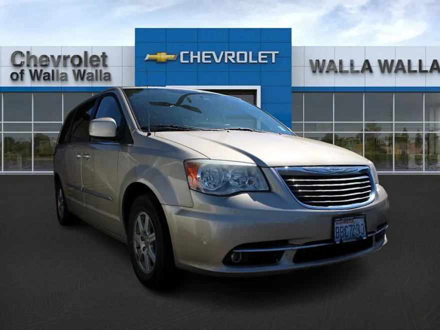 2013 Chrysler Town & Country Touring photo 1