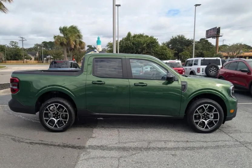 2025 Ford Maverick Lariat photo 1