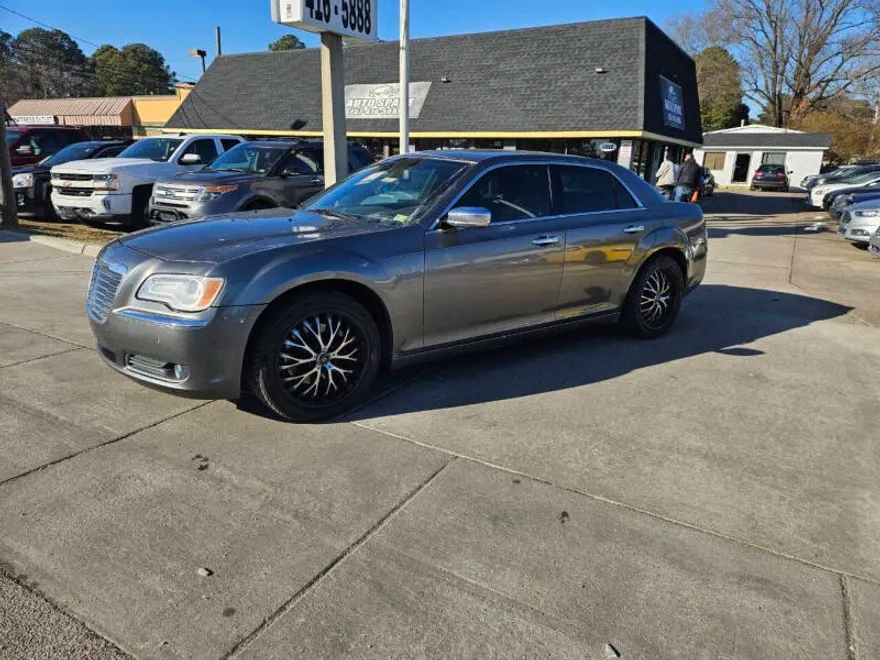 2011 Chrysler 300 C photo 1
