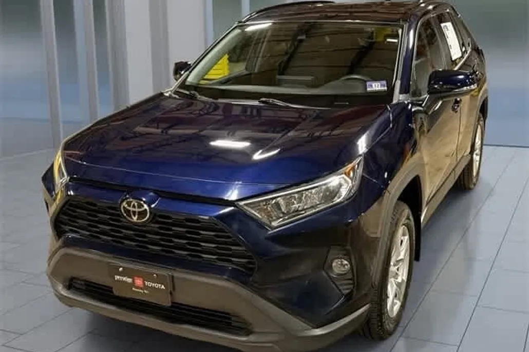 2020 Toyota RAV4 XLE photo 1